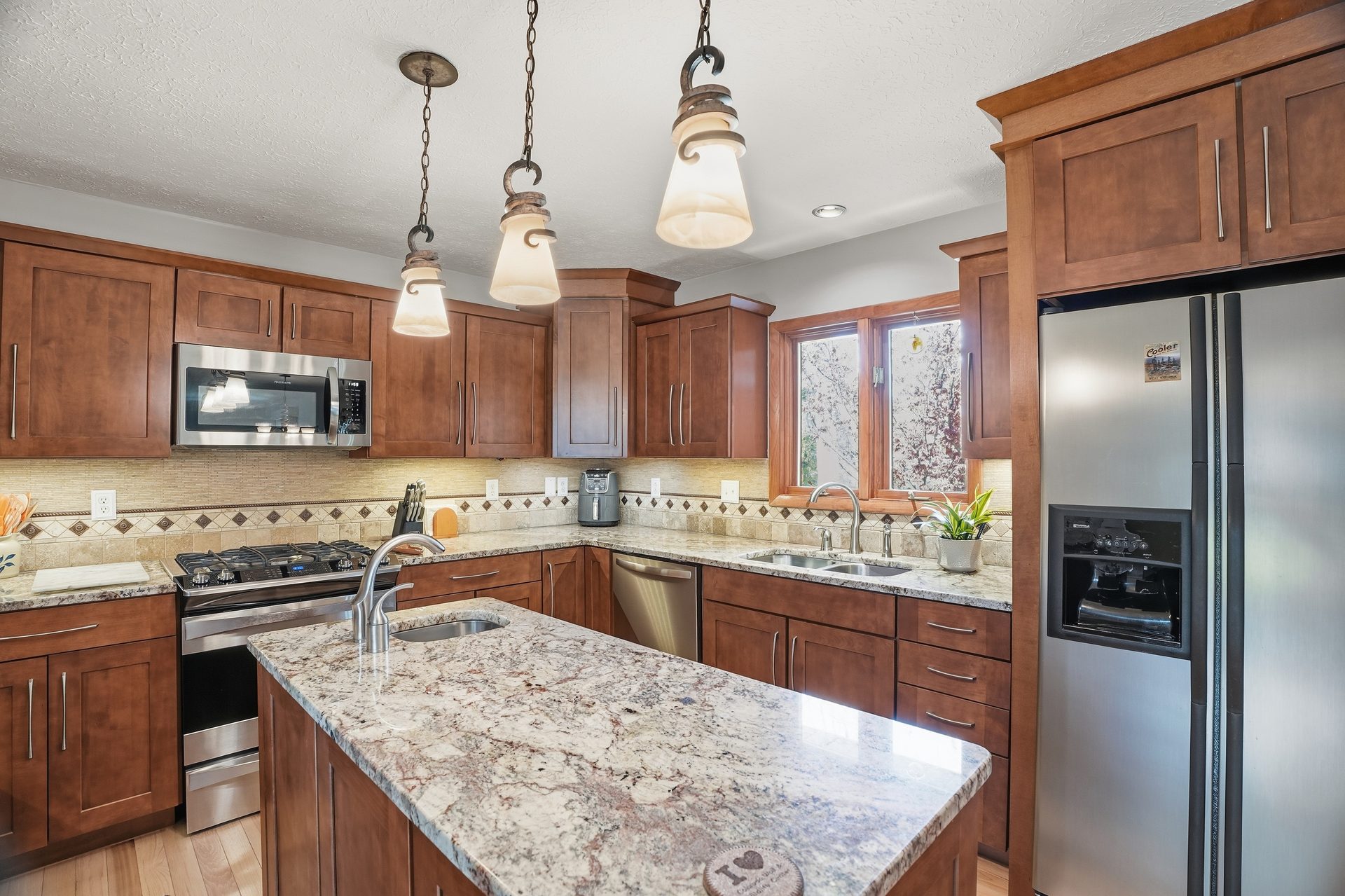 Kitchen & Dining